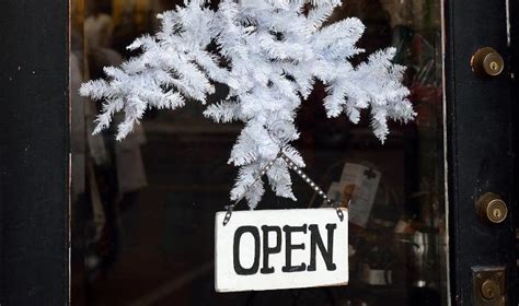 are retail stores open new year's day